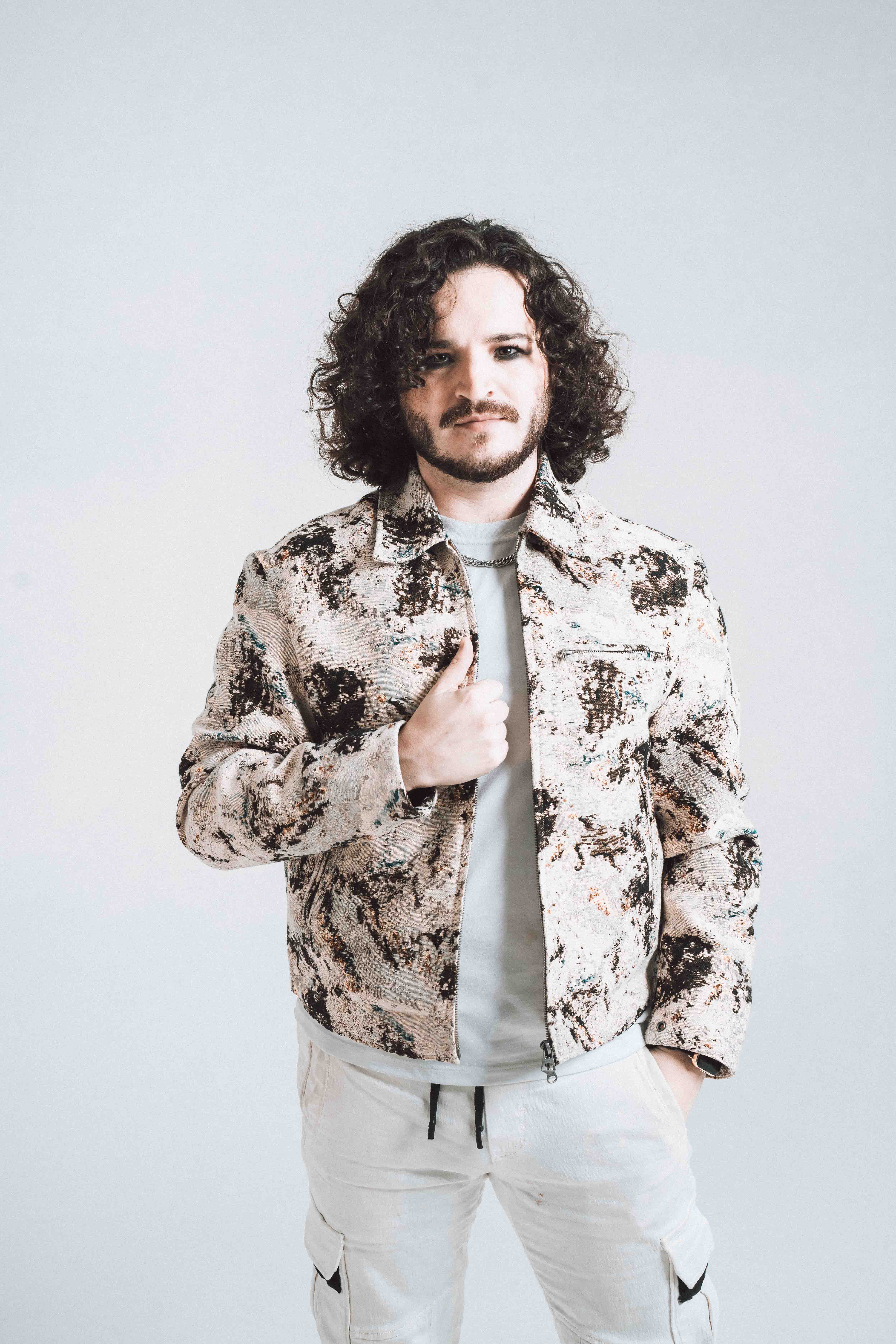 Foto de estudio con el vocalista de la banda