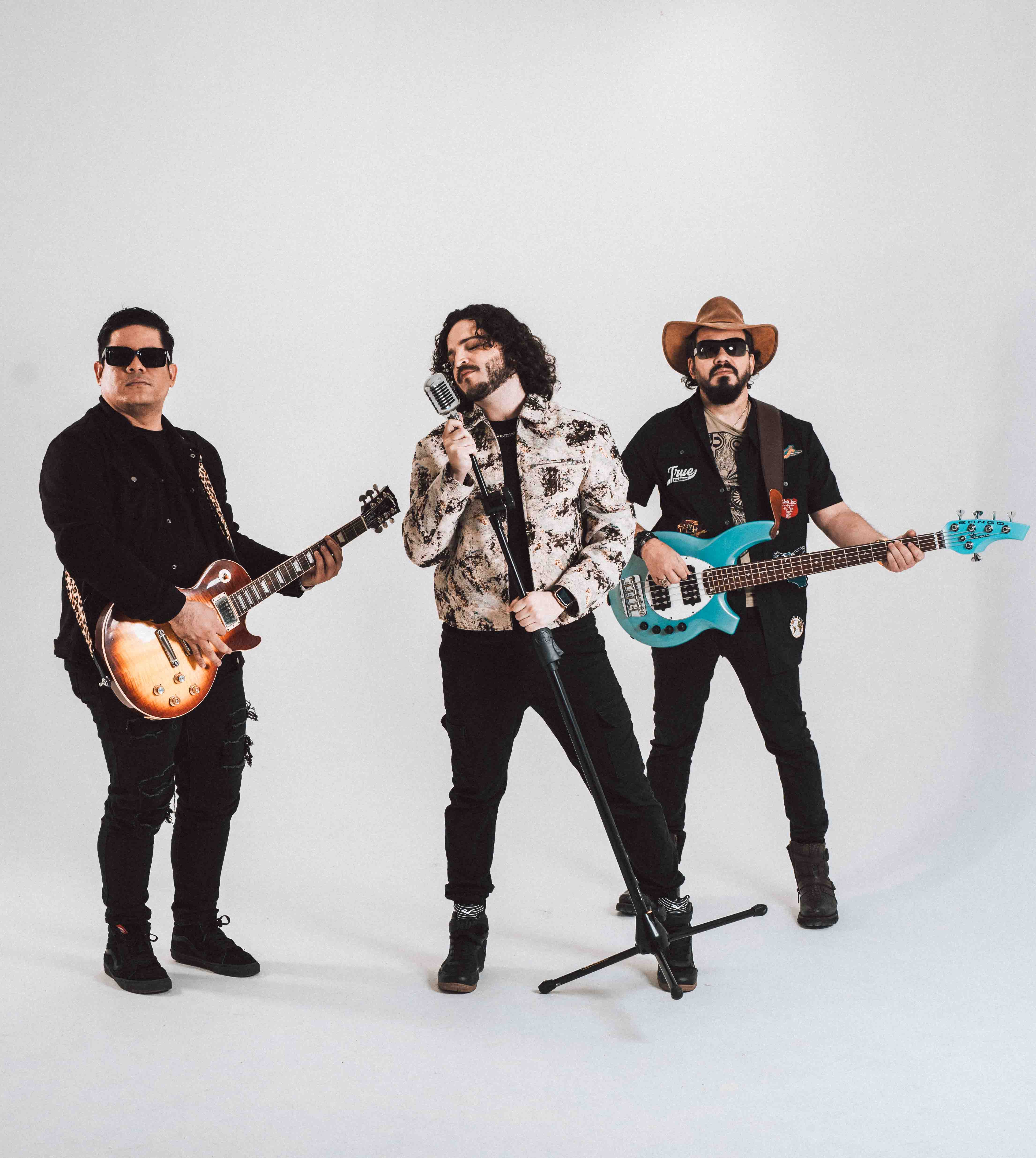 Foto de estudio con todos los miembros de la banda