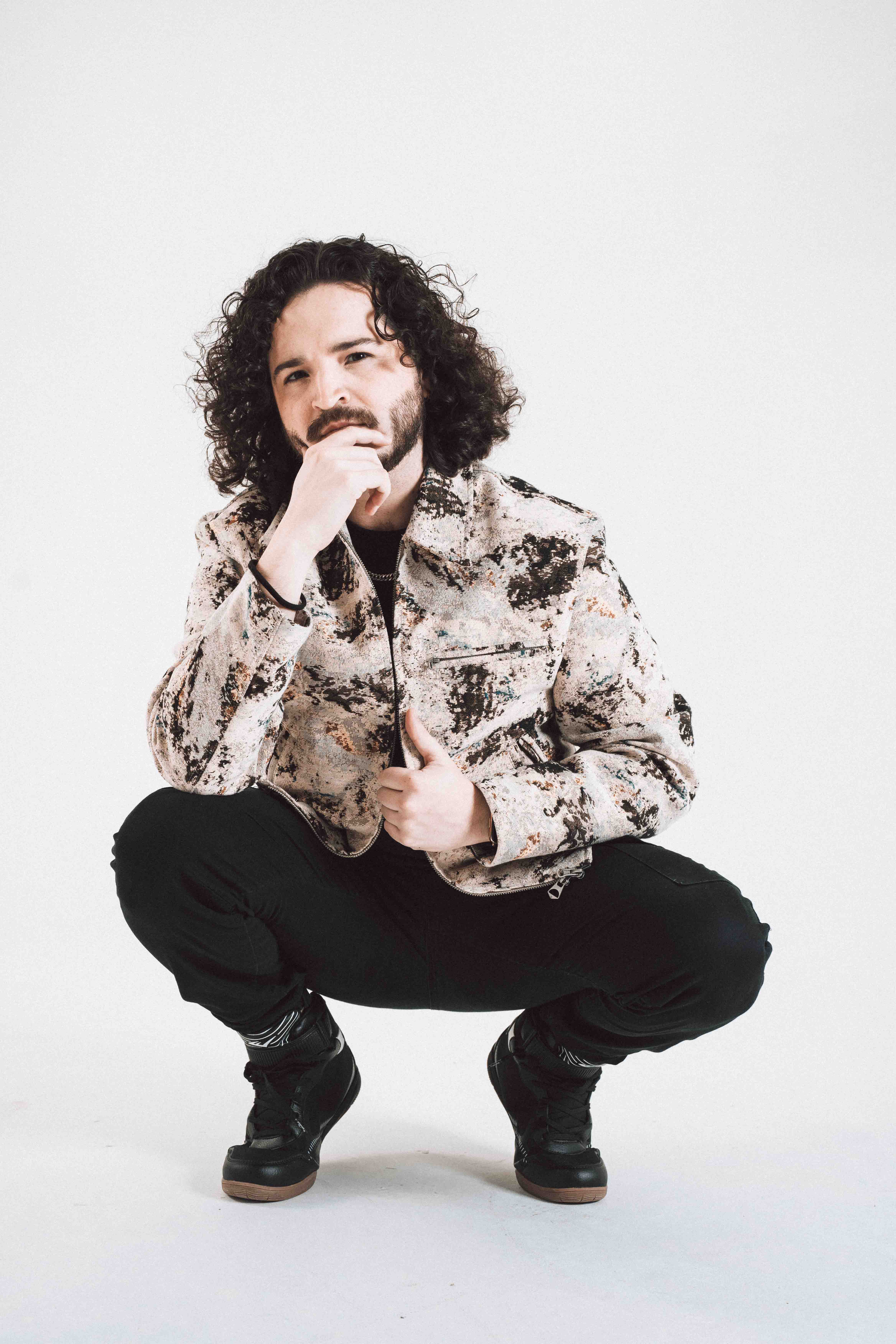 Foto del vocalista de la banda agachado