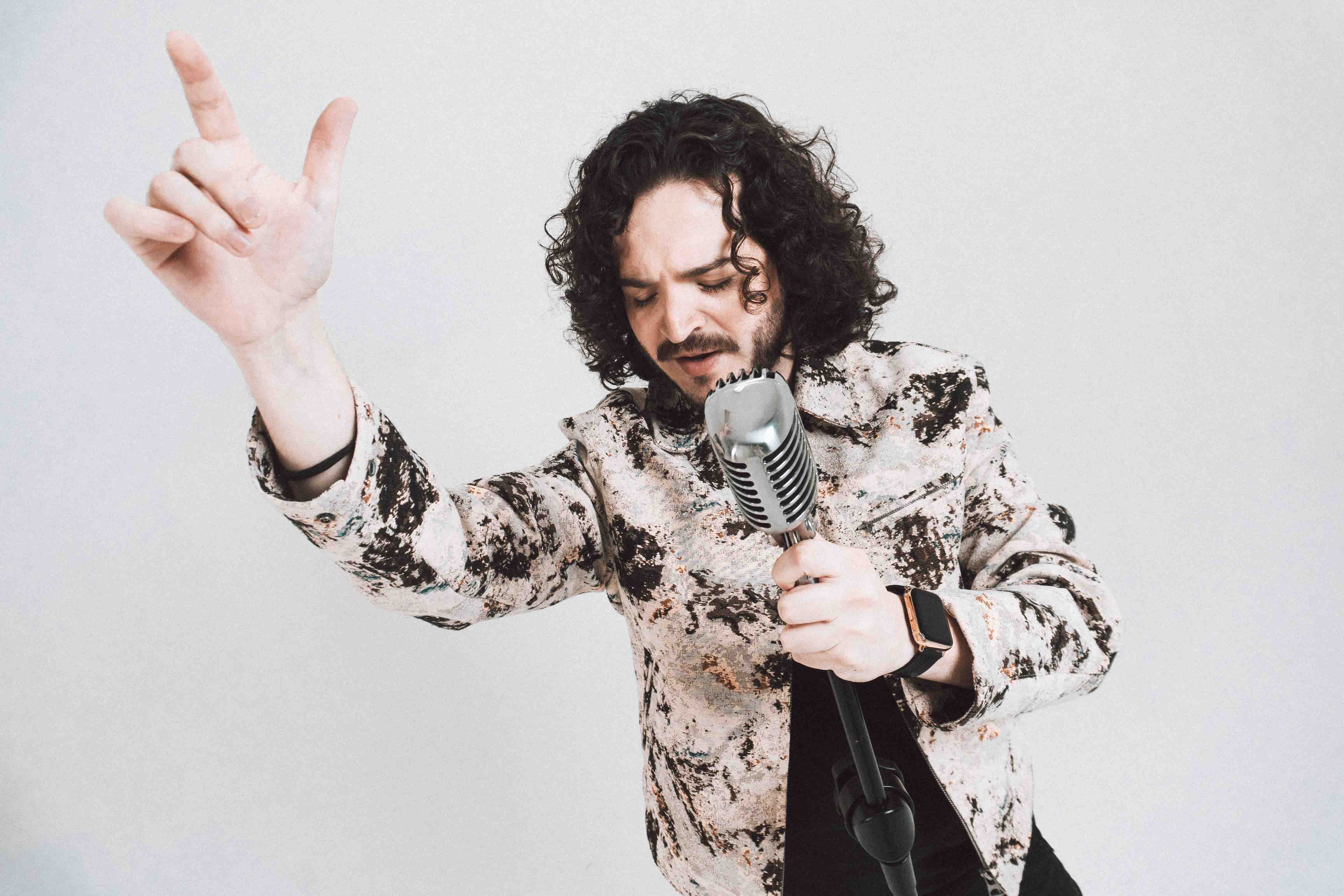 Foto del vocalista de la banda cantando