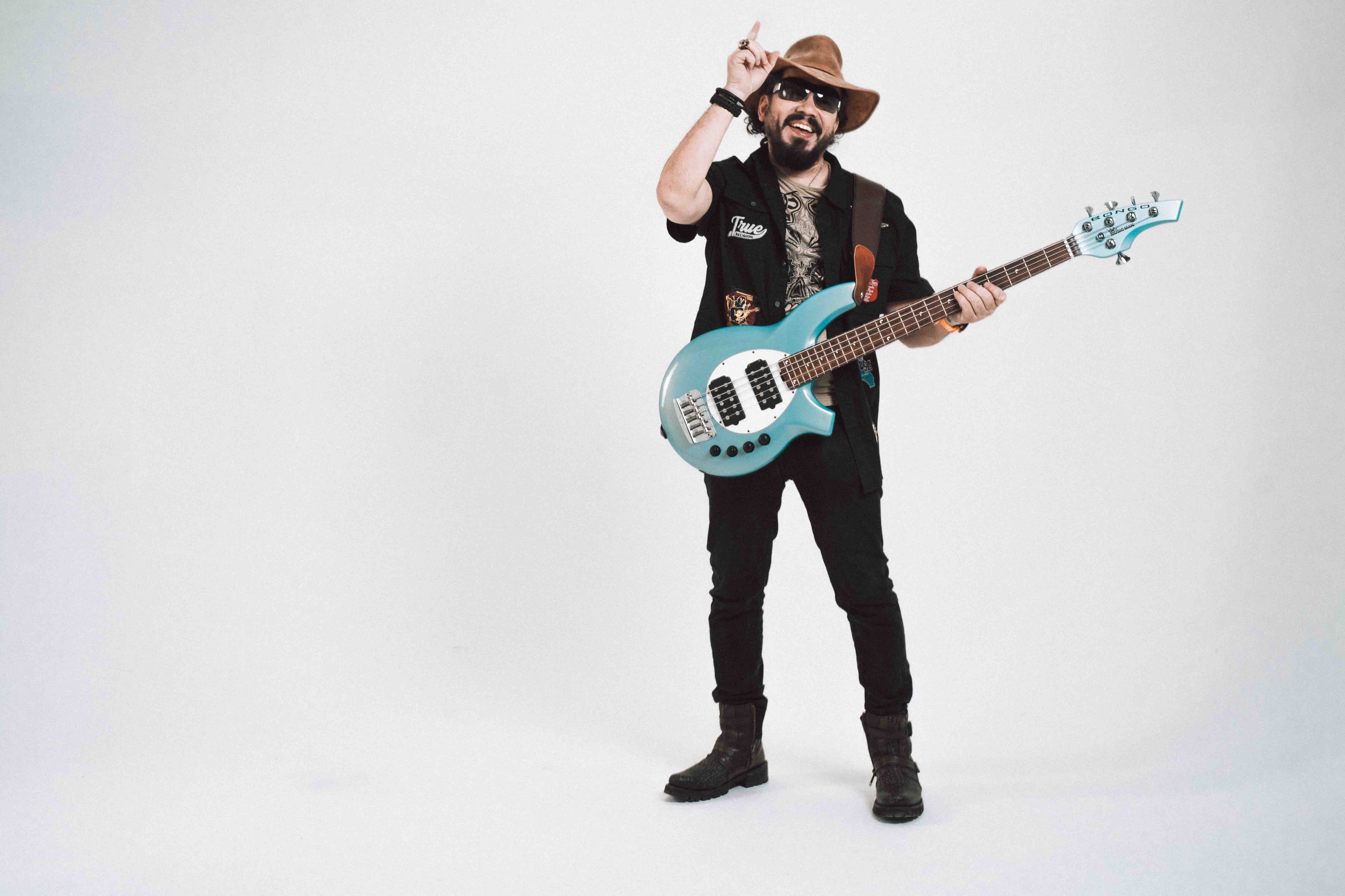 Foto del bajista de la banda sonriendo