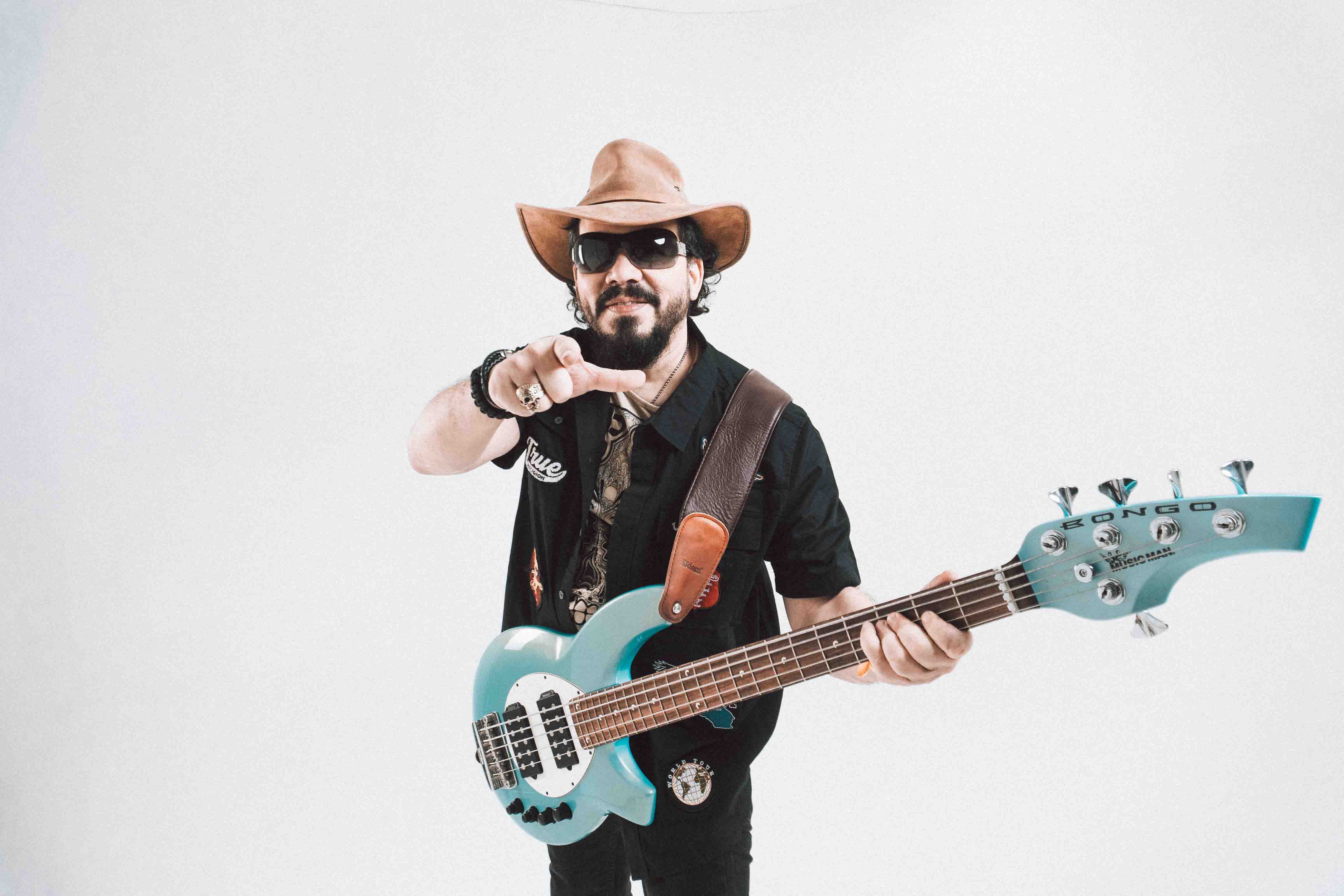 Foto del bajista de la banda en plano americano