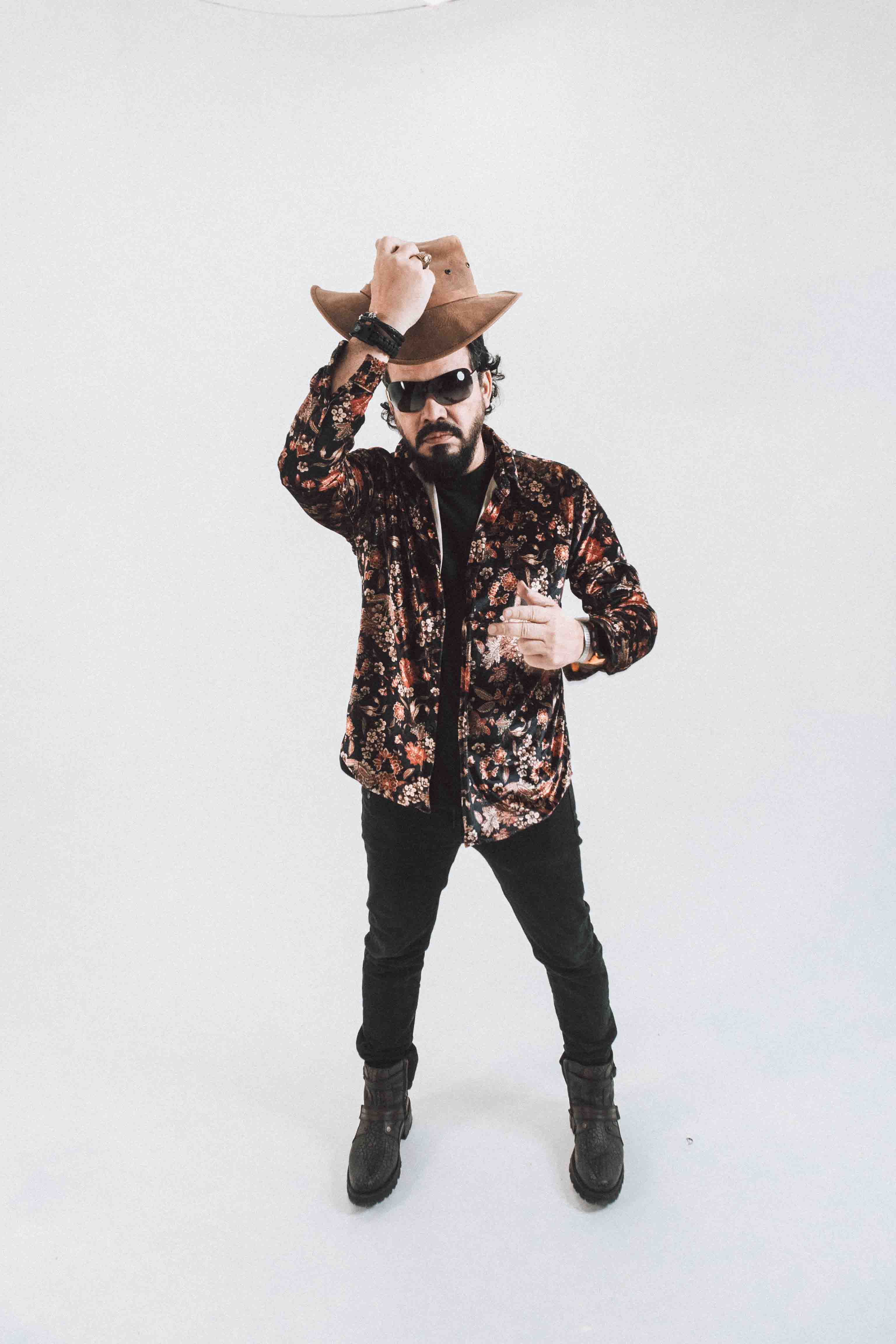 Foto del bajista de la banda ajustando su sombrero